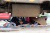 Tuyệt chiêu hiếm có ở Hà Nội: Chui vào gầm ô tô ngủ trưa