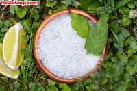 Tẩy tế bào chết tại nhà cho đôi chân với chanh và dầu bạc bà