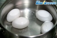 Cách bóc vỏ trứng luộc nhanh