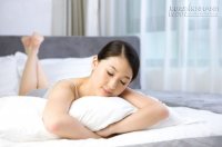 Mẹo nhỏ với tư thế nằm sấp khi ngủ