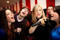 Sử dụng micro khi hát karaoke sao cho đúng cách