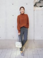 Gợi ý 4 cách kết hợp luôn đẹp với áo len trơn màu