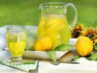 [Mẹo] - Cách lau cửa kính bóng bẩy nhờ chanh, giấm và bột ngô
