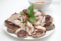 Mẹo hay chọn và luộc lòng lợn ngon cho các mẹ