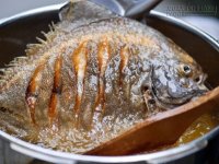 Mẹo rán cá không bị bắn và sát chảo