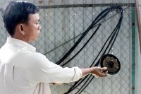 NGƯỜI THẦM LẶNG NHẶT ĐINH TRÊN QUỐC LỘ