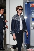Lee Jong Suk gây náo loạn tại sân bay Hồng Kông