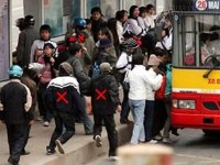Cách hay tránh bị móc túi khi ra đường