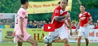 Tuấn Hưng mà đá bóng thì xác định, Messi + Ronaldo  tuổi gì