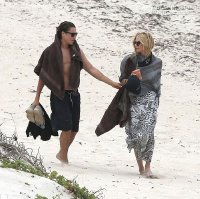 Siêu mẫu Heidi Klum quấn lấy bồ trẻ bên bờ biển