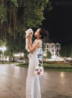 Hoa hậu Kỳ Duyên khoe dáng chuẩn khi đưa cún cưng đi chơi