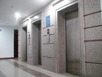 Hướng dẫn cách giữ bình tĩnh khi kẹt thang máy