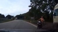 Thanh niên đầu trần, phi xe máy từ ngõ ra, đâm vào ô tô