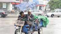 Cuộc sống của cô bé 15 tuổi bị trói vào xe rác