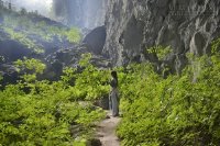 Tà áo dài Việt và lời cầu hôn trong hang Sơn Đoòng