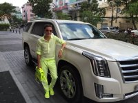 Đàm Vĩnh Hưng diện cây màu neon sáng bần bật bên xế hộp bạc tỷ