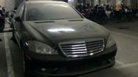 Hà Nội Mercedes-Benz S550 làm bạn với bụi trong hầm đỗ xe