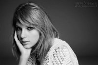Taylor Swift mặc xuyên thấu gợi cảm