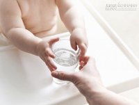 Mẹo hay dạy con uống nước bằng cốc