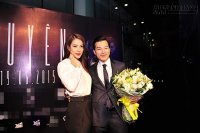 Trương Ngọc Ánh ngượng ngùng khi chồng cũ Trần Bảo Sơn ôm eo