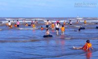 Biển Cồn Vành hút khách ngày nắng