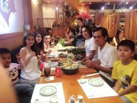 Ngọc Trinh xinh đẹp, hí hửng đưa gia đình đi ăn hàng