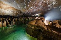 Hang Va với thạch nhũ trắng được đưa vào khai thác