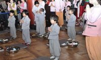 Trẻ bán khoán cầu tự vào chùa liệu có ảnh hưởng đến tương lai?