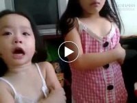 Chết cười bé gái cãi tay đôi với bố siêu đáng yêu