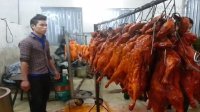 Hà Nội: Cận cảnh kỹ nghệ bơm vịt căng phồng, nhuộm vàng óng chưa đầy 2 phút