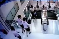 Cách đi thang cuốn an toàn nhất định bạn phải biết
