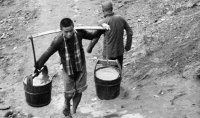 Hai thanh niên gánh nước – 2 sự lựa chọn – 2 cuộc đời