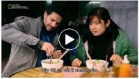 Khách Tây trải nghiệm phở đường phố Hà Nội