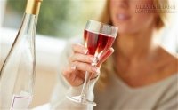 Cách cầm ly thủy tinh tiết lộ về sự nghiệp của bạn