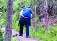 Nhẫn tâm cõng mẹ bỏ trong rừng sâu và cái kết bất ngờ