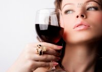 Tác dụng làm đẹp da bất ngờ của rượu vang