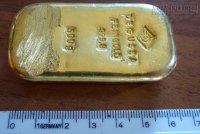 Du khách nhặt được thỏi vàng nửa kg khi đang bơi