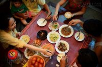 Khi ăn đừng gắp cho người