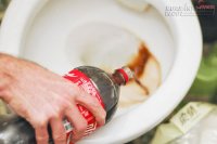 Dùng nước ngọt vệ sinh, mẹ chẳng lo mó tay vào bồn cầu