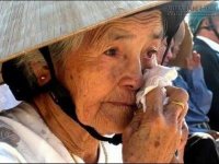 Quà tặng cuộc sống - Khi mắt Mẹ dính bụi