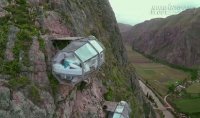 Rùng rợn buồng ngủ lửng lơ trên vách núi