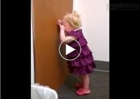 Cô bé gào thét vì mẹ có em bé