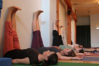 Động tác yoga gác chân lên tường: vừa giúp bạn thư giãn vừa rất tốt cho sức khoẻ