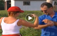 Cánh mày râu choáng váng vì cô gái có sức mạnh phi thường