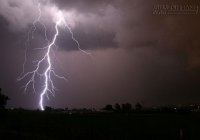 Phải làm gì để không bị sét đánh khi giông bão?