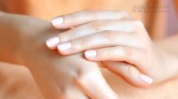 Mẹo đơn giản xóa nhăn và vết chai sần cho đôi tay trong những ngày giao mùa
