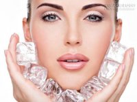 Dùng đá mát xoa da mặt để lưu giữ vẻ đẹp thanh xuân rạng ngời