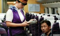 Suy ngẫm về hình ảnh cậu bé 5 tuổi lau dọn bàn ghế giúp bố trả tiền vé tàu