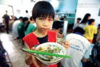 Cậu bé lang thang tìm mẹ, kiệt sức đói lả nhưng không quên em gái nhỏ