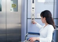 Vì sao trong thang máy thường lắp gương bốn phía?
